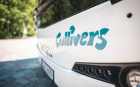 Gullivers Schriftkurs auf der Front eines Linienbusses