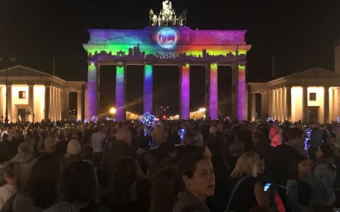 Brandenburger Tor bunt angeleuchtet bei Nacht